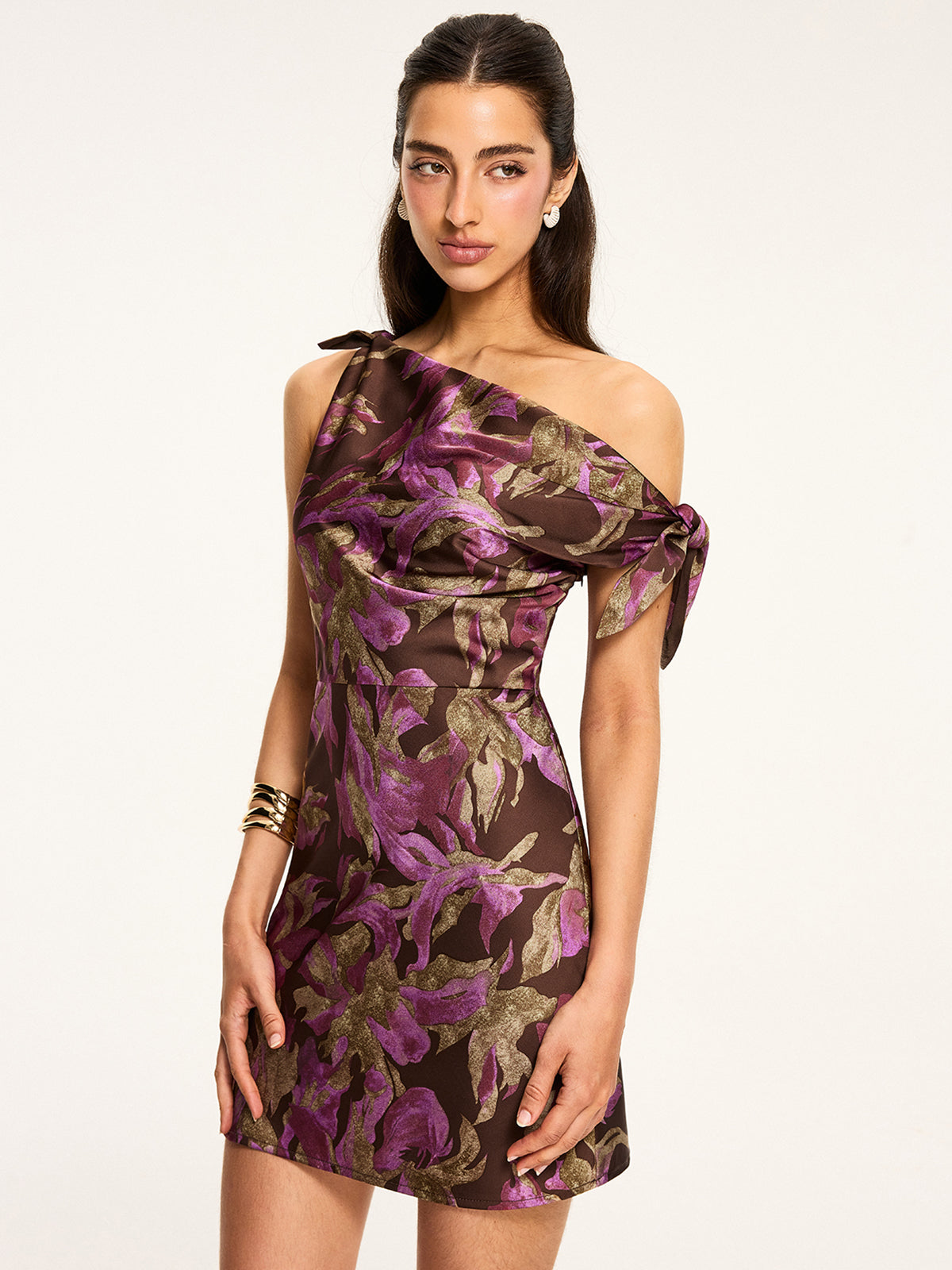 Çiçek desenli açık omuzlu mini elbise