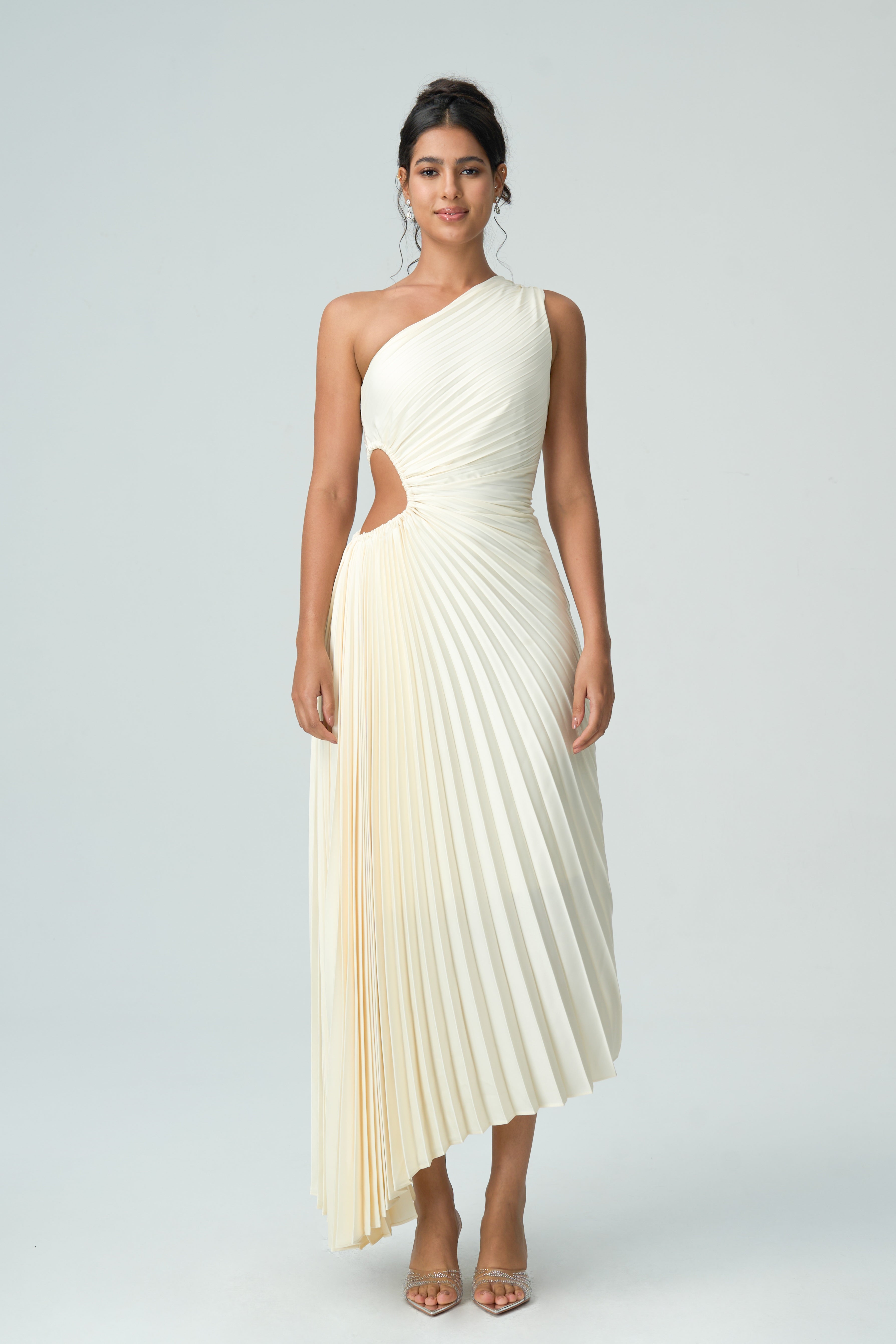 asimetrik açık pilili elbise