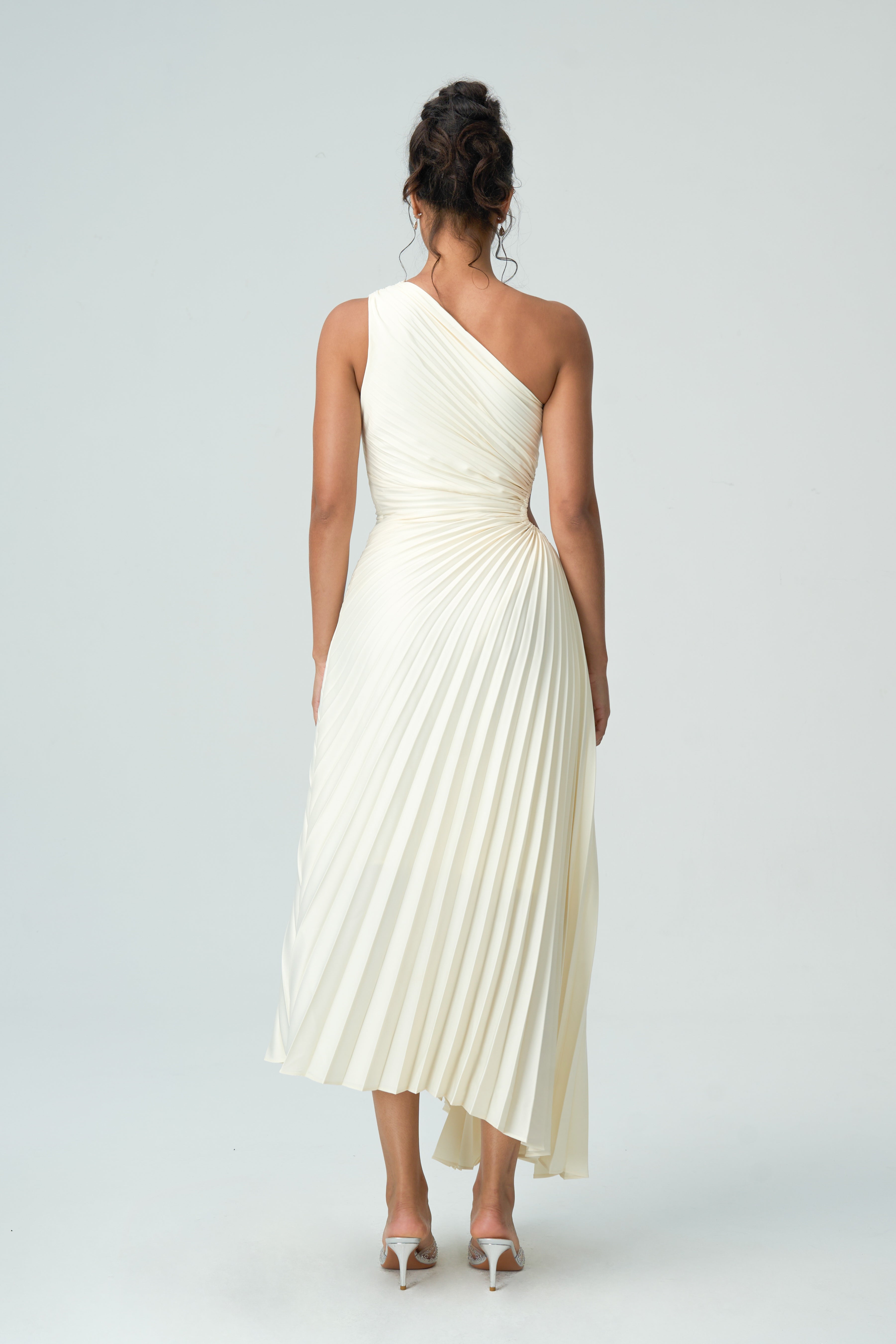 asimetrik açık pilili elbise