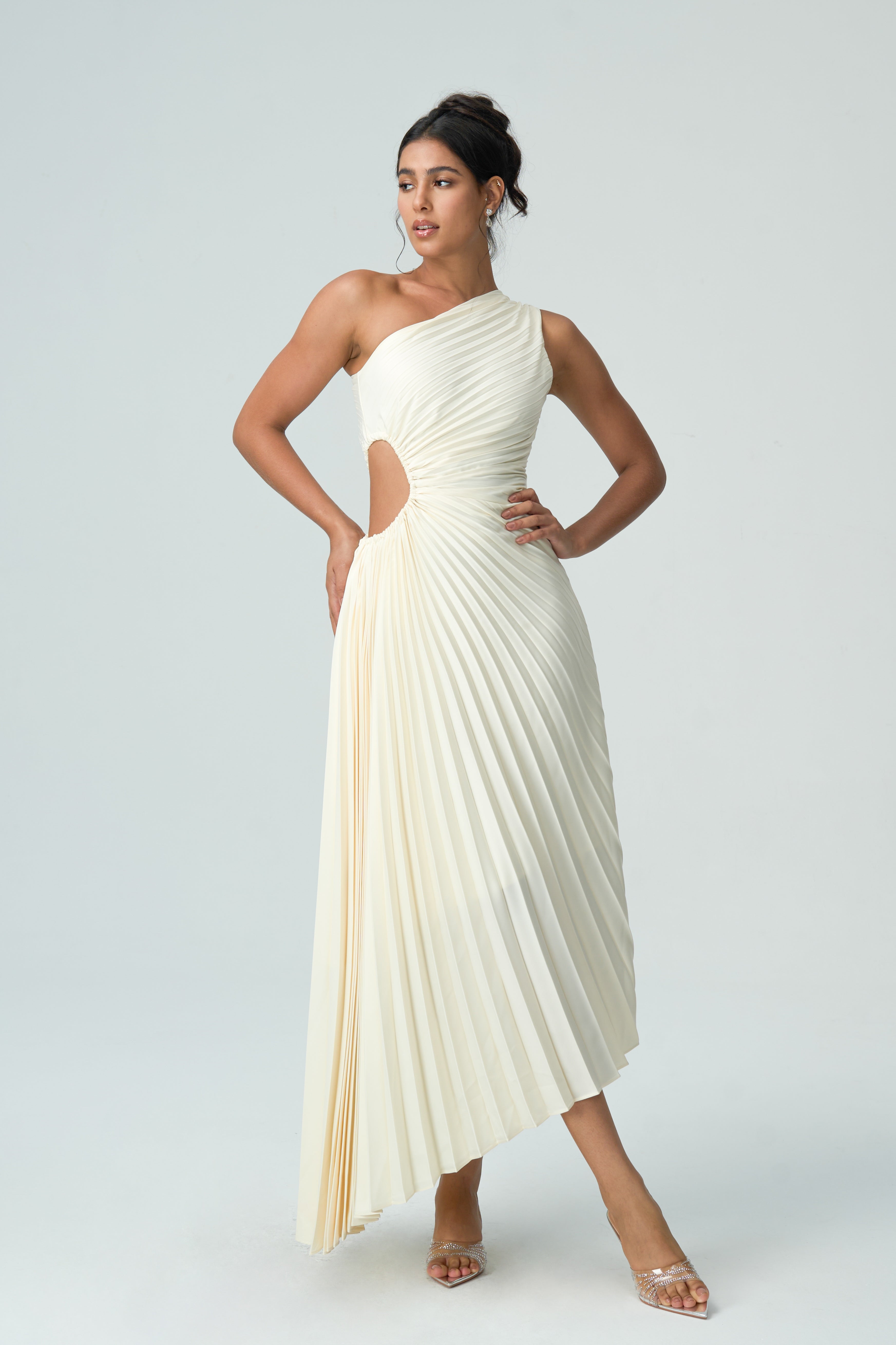 asimetrik açık pilili elbise