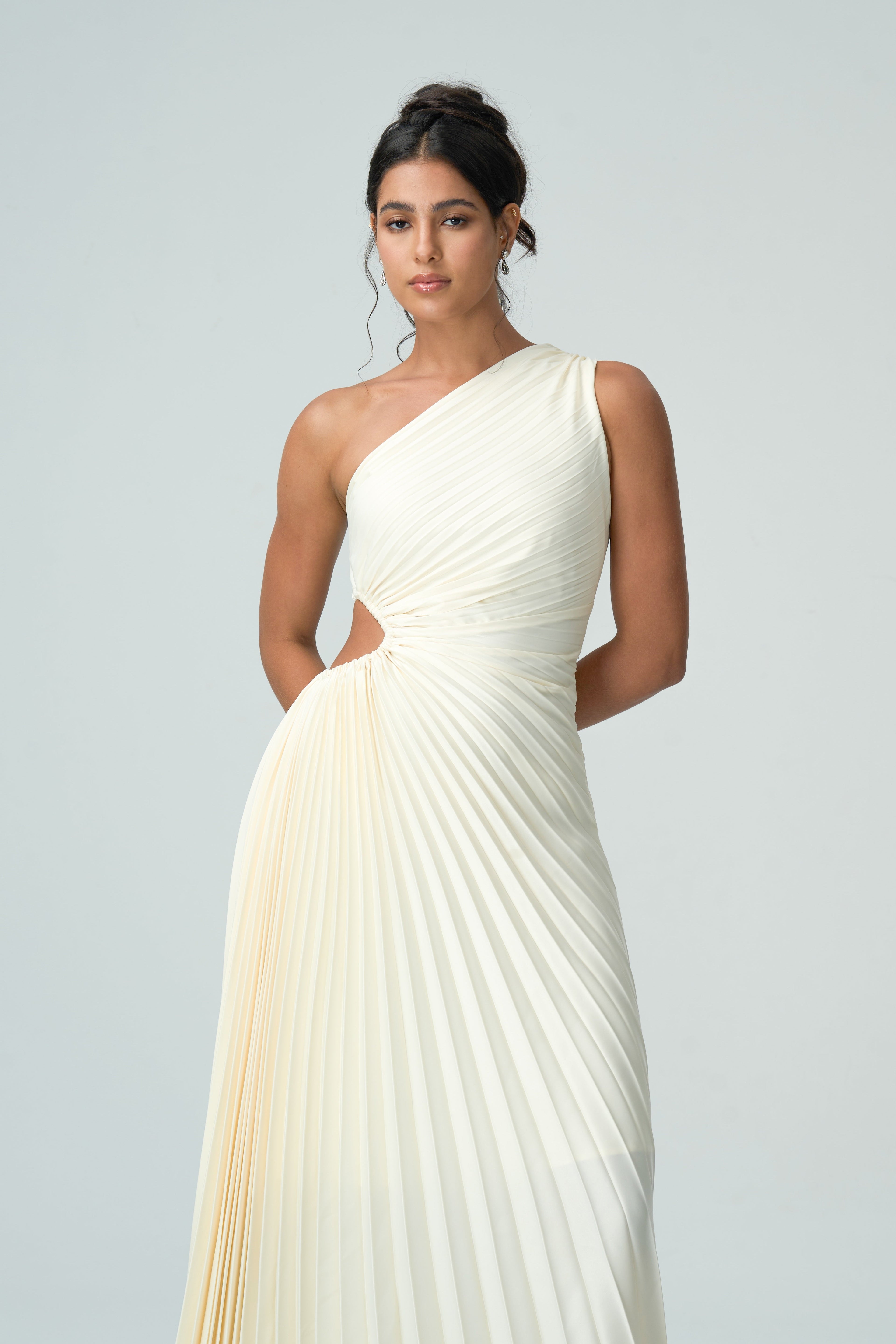 asimetrik açık pilili elbise