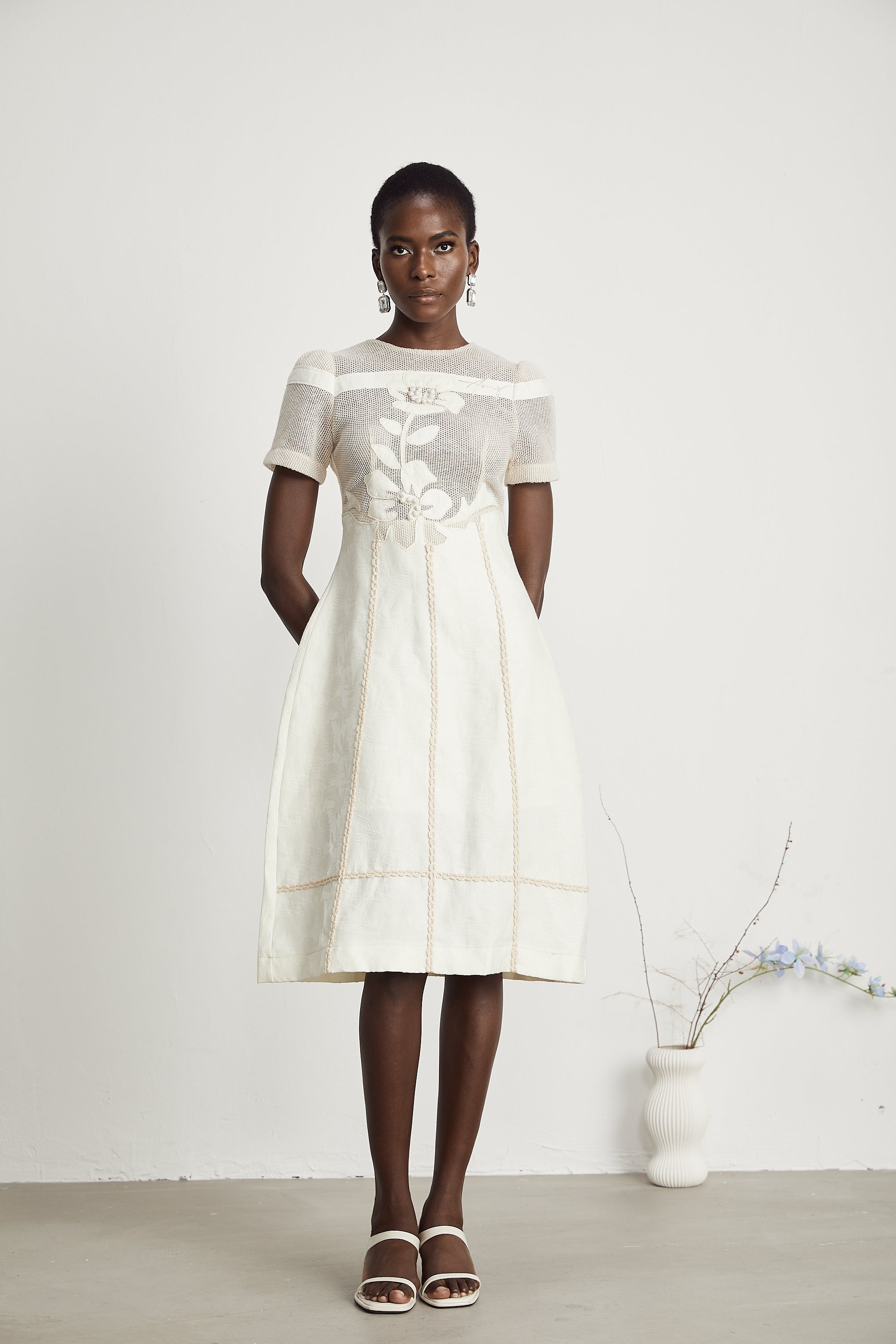 Çiçek İşlemeli Midi Elbise