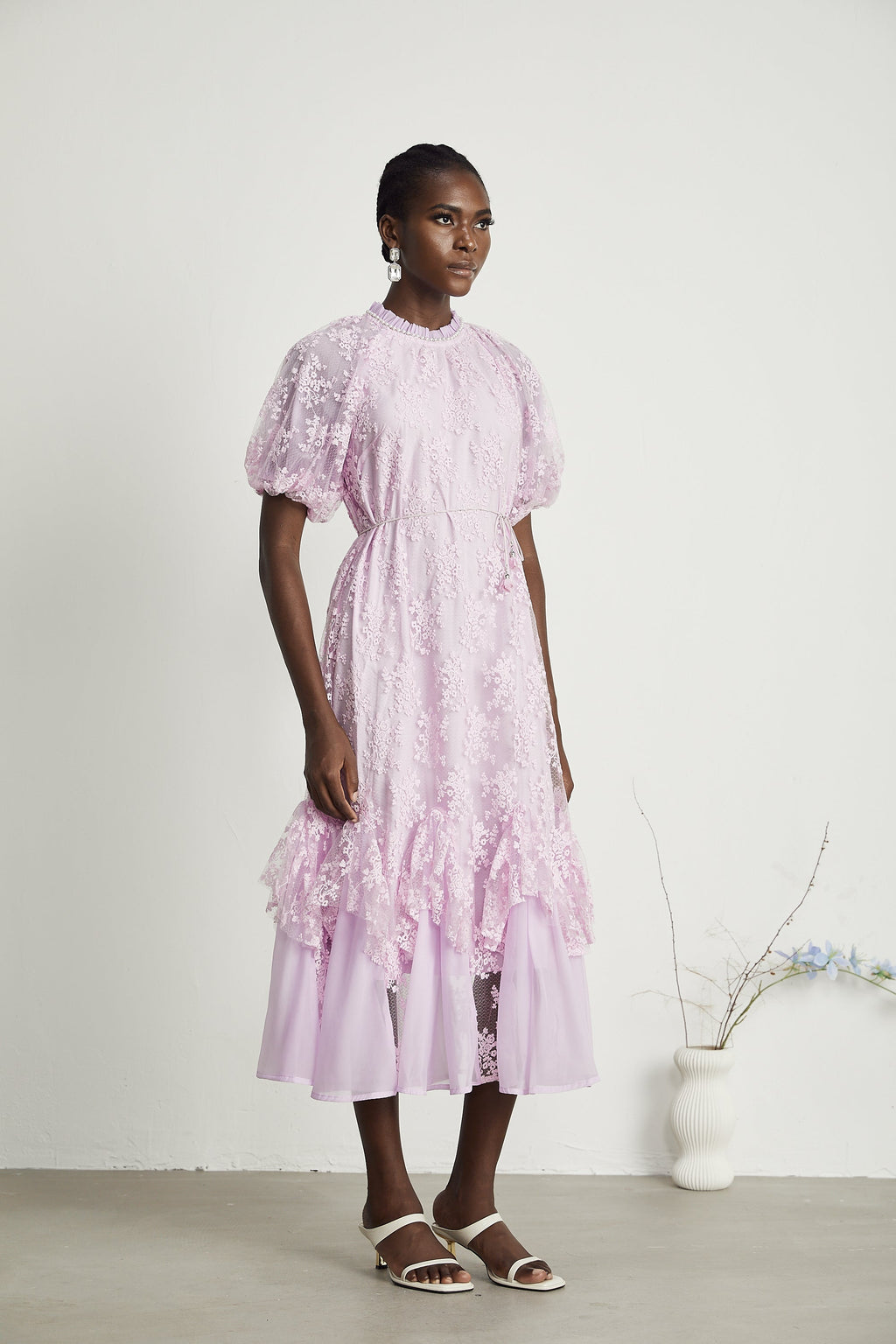 Coralie işlemeli midi elbise