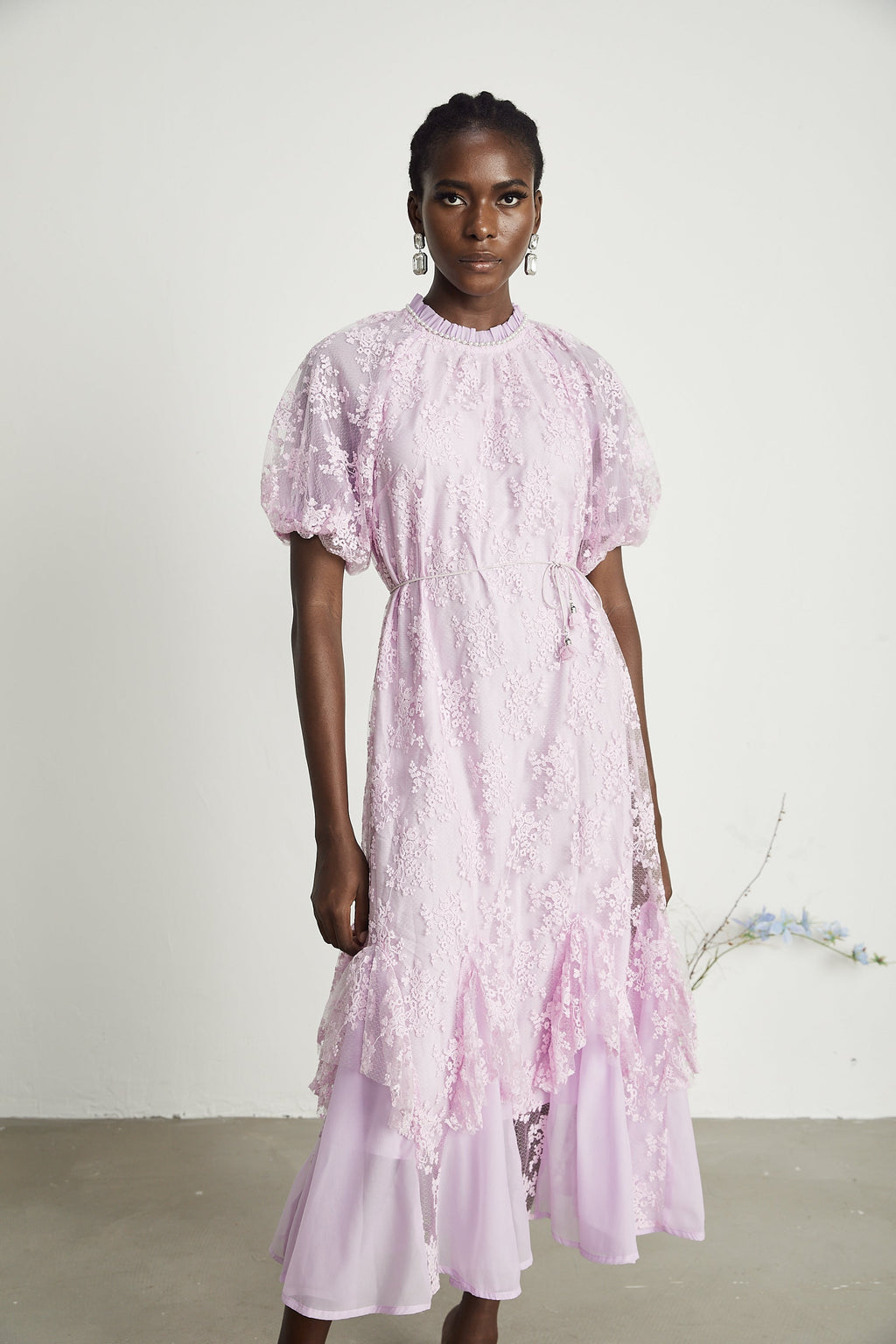 Coralie işlemeli midi elbise