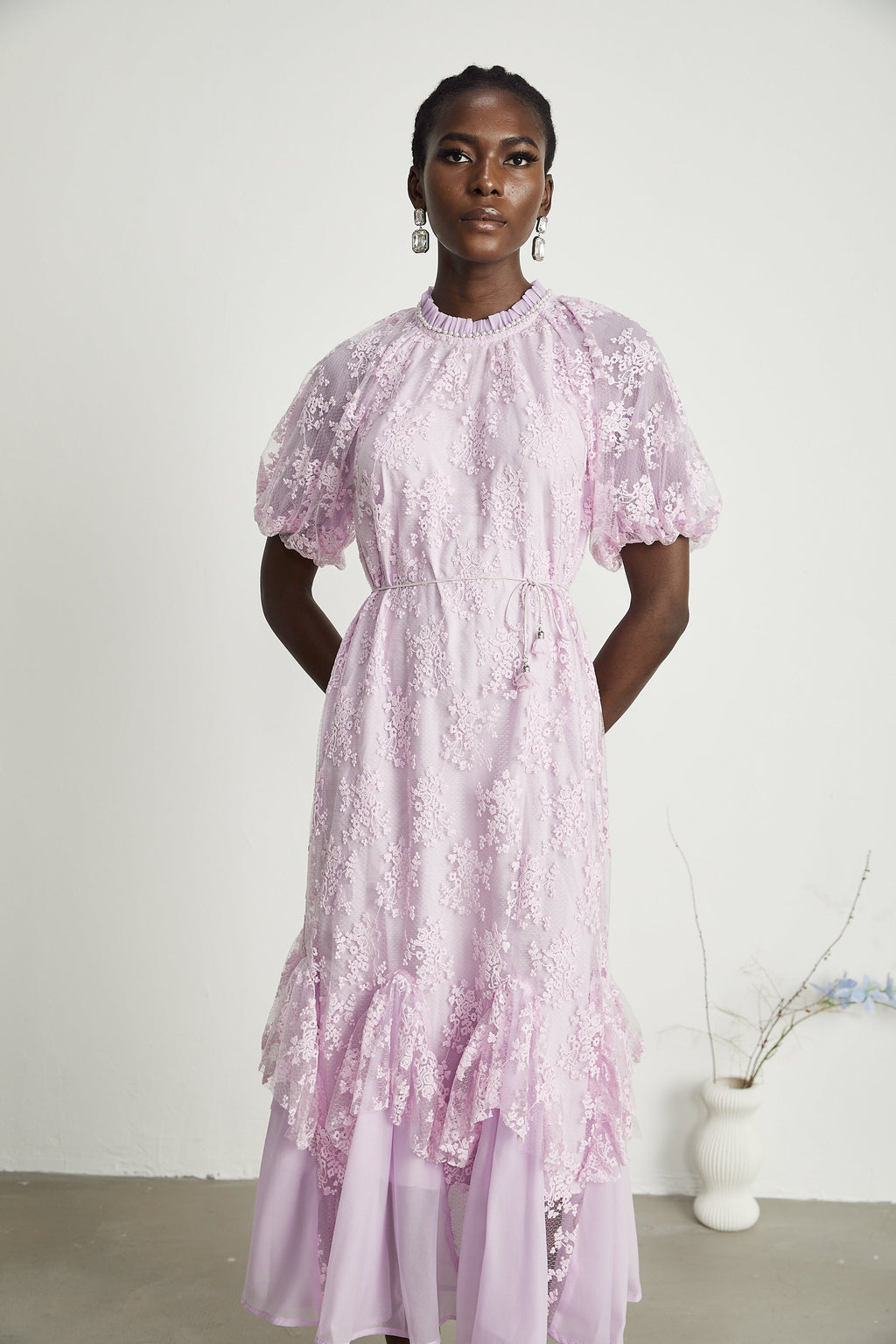 Coralie işlemeli midi elbise