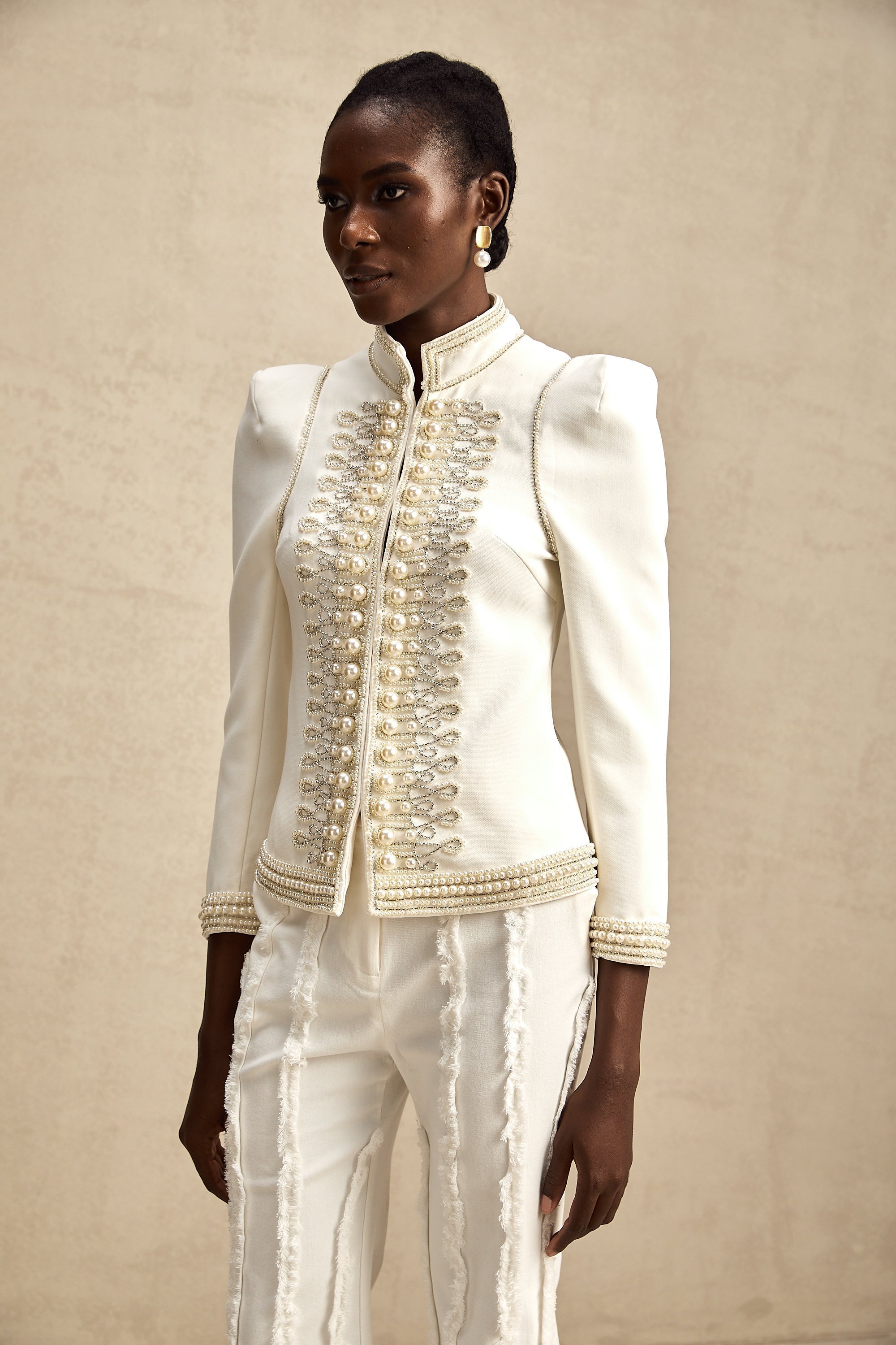 Beyaz Boncuk İşlemeli Ceket