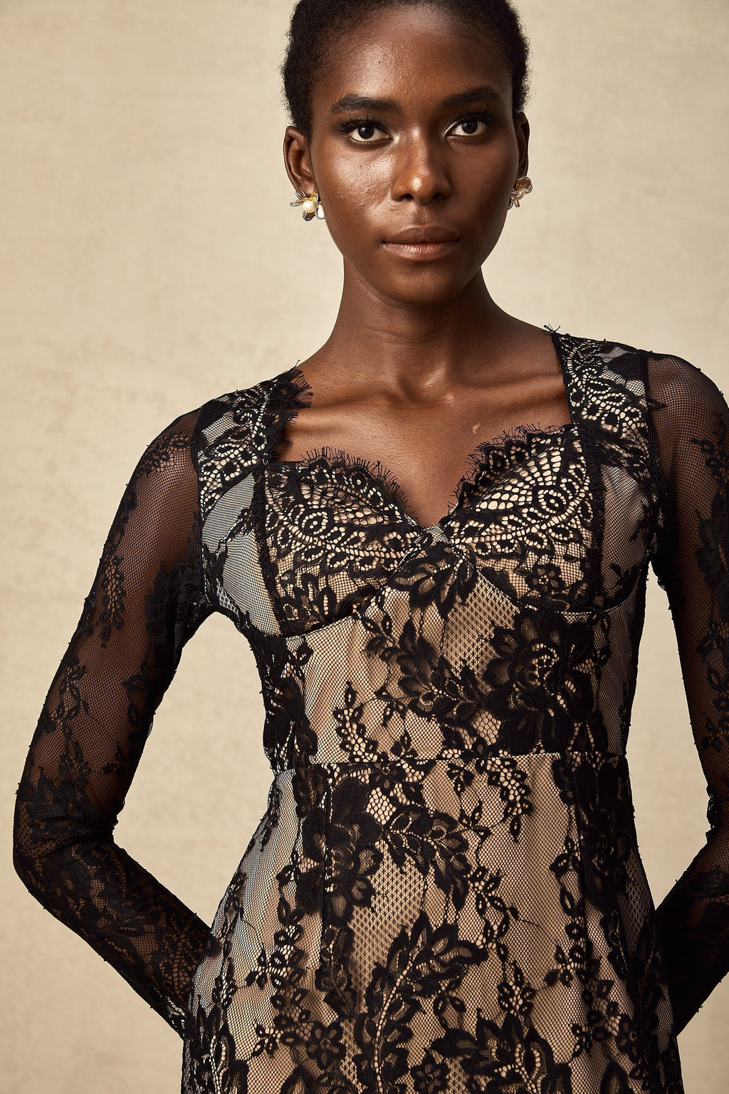 Çiçek İşlemeli Dantel Mini Elbise