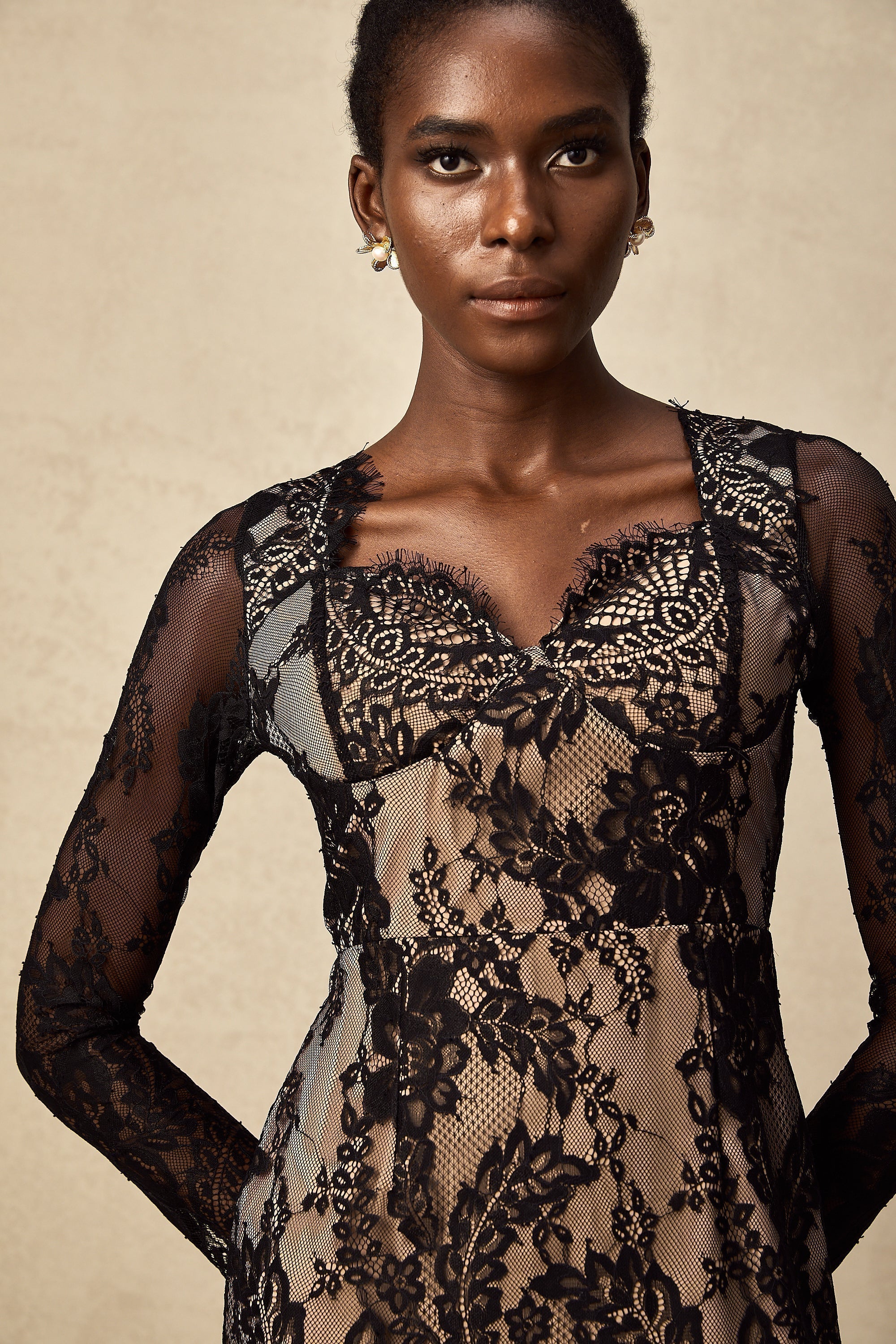 Çiçek İşlemeli Dantel Mini Elbise