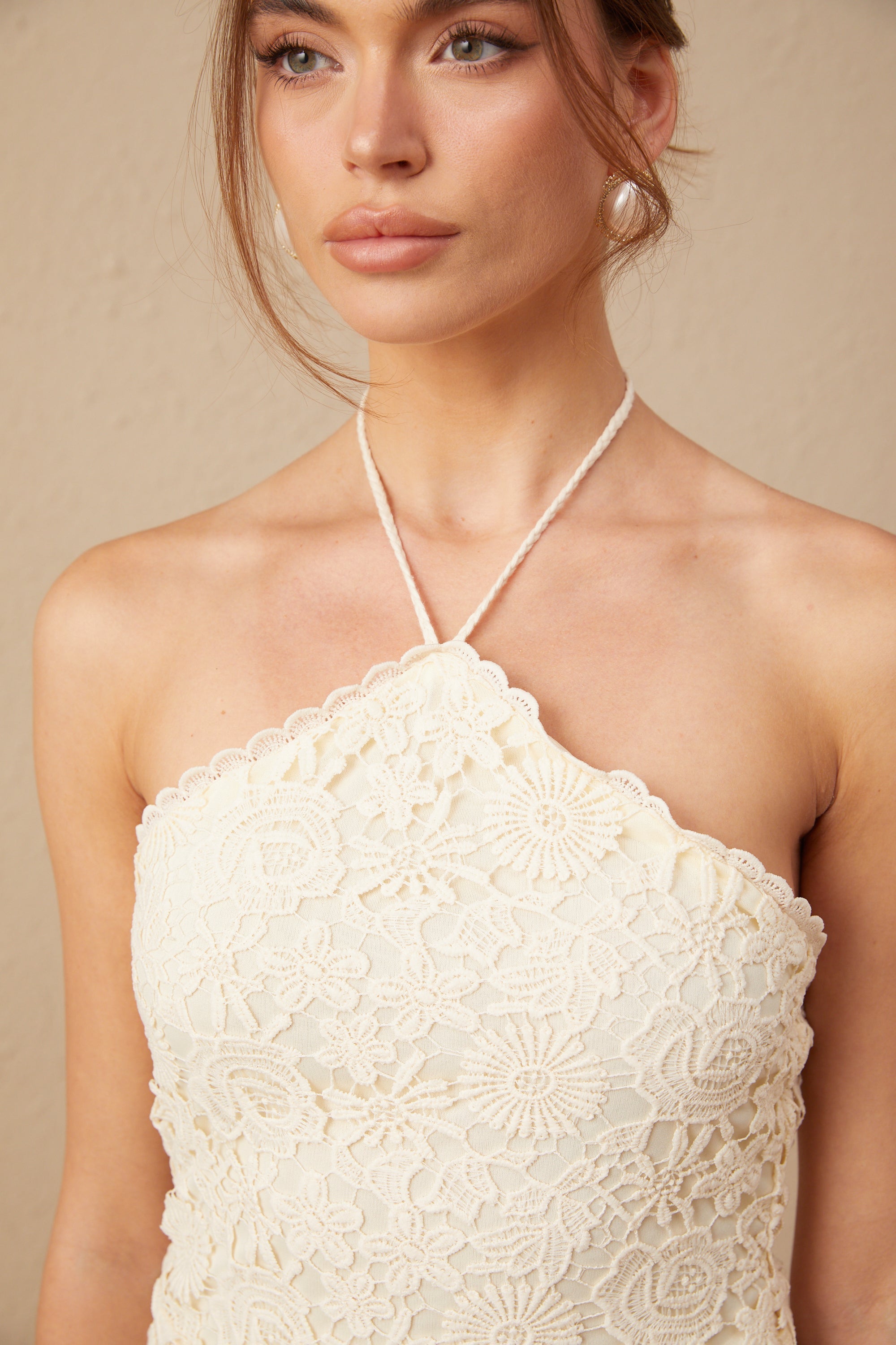 Bonnie Halter Yaka Nakışlı Dantel Midi Elbise