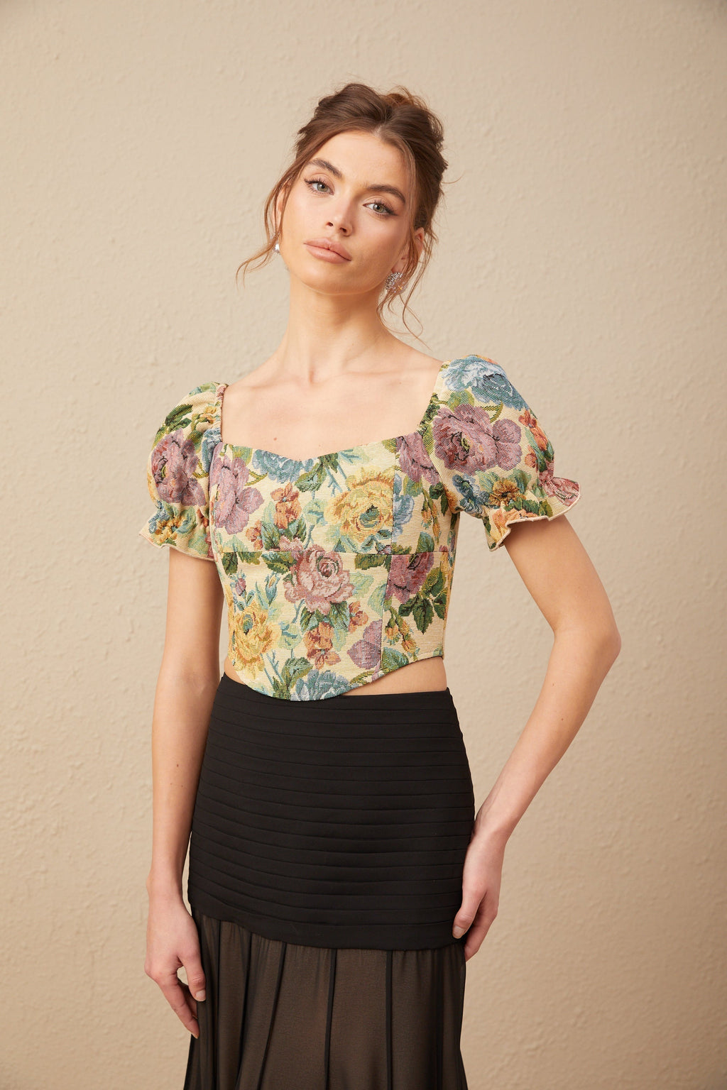 Çiçek Desenli Jakarlı Kırpılmış Üst