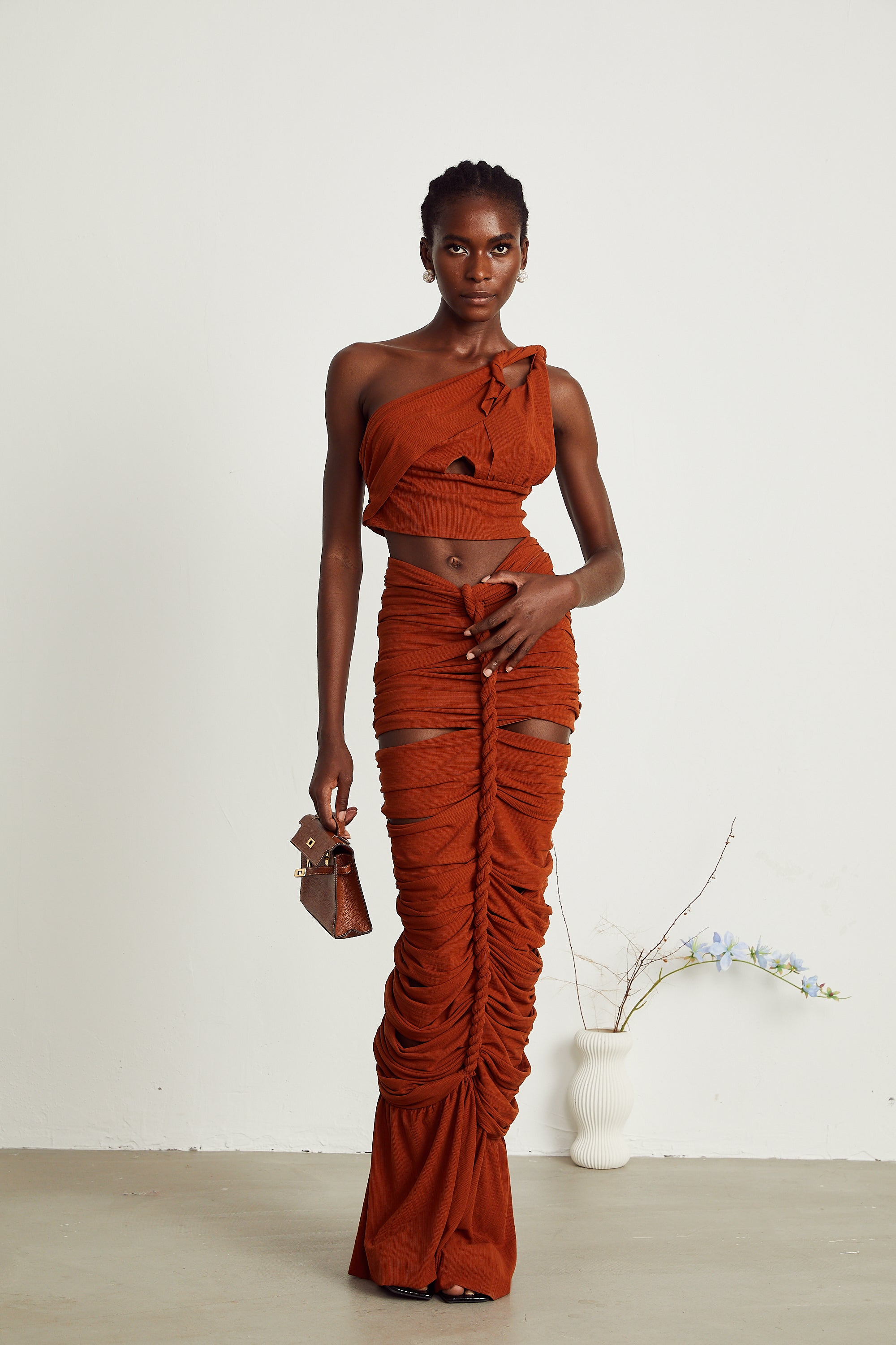 Célestine Kahverengi Burgu Detaylı Kesik Bluz ve Etek Takımı