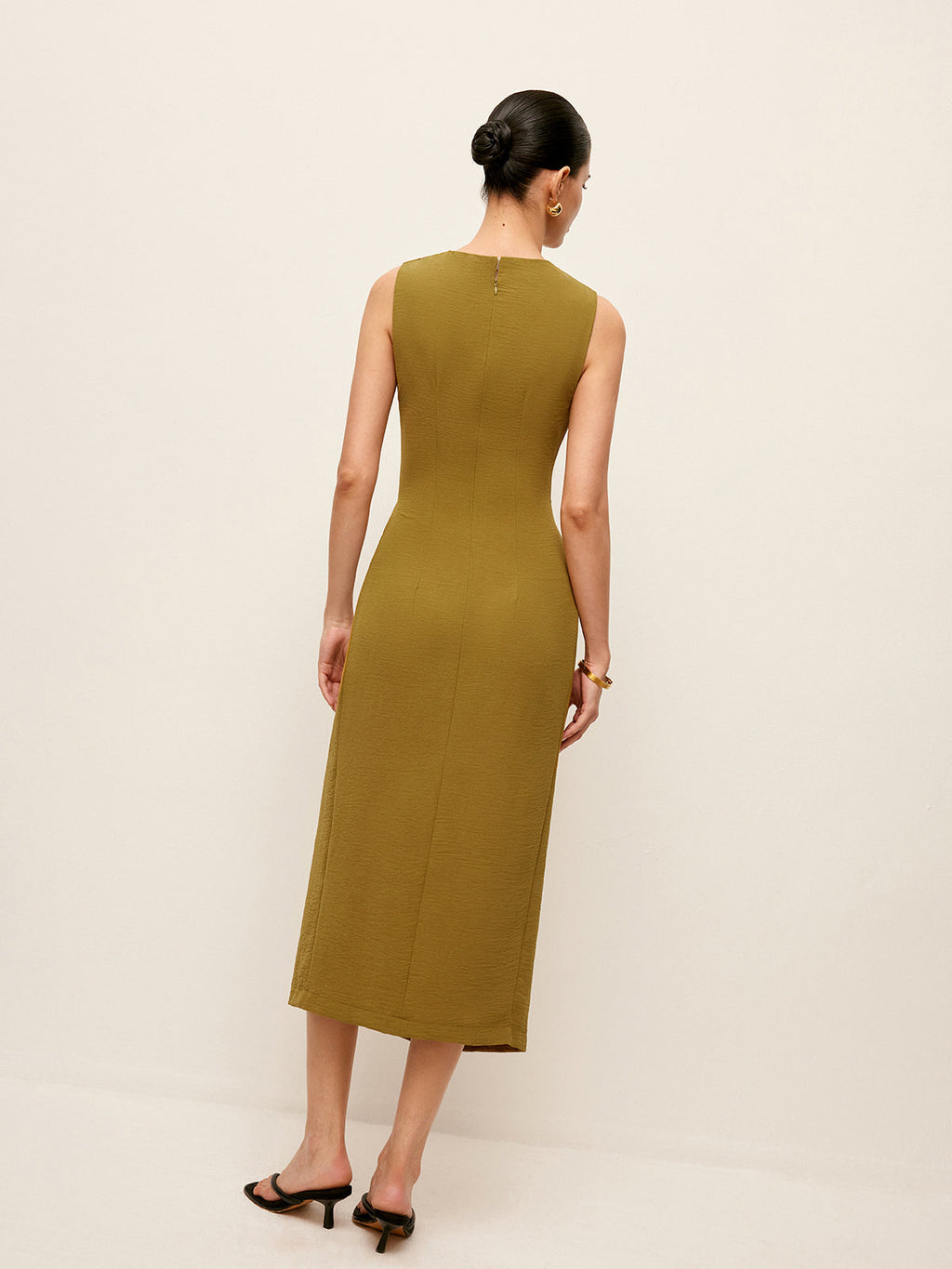 büzgülü kolsuz midi elbise