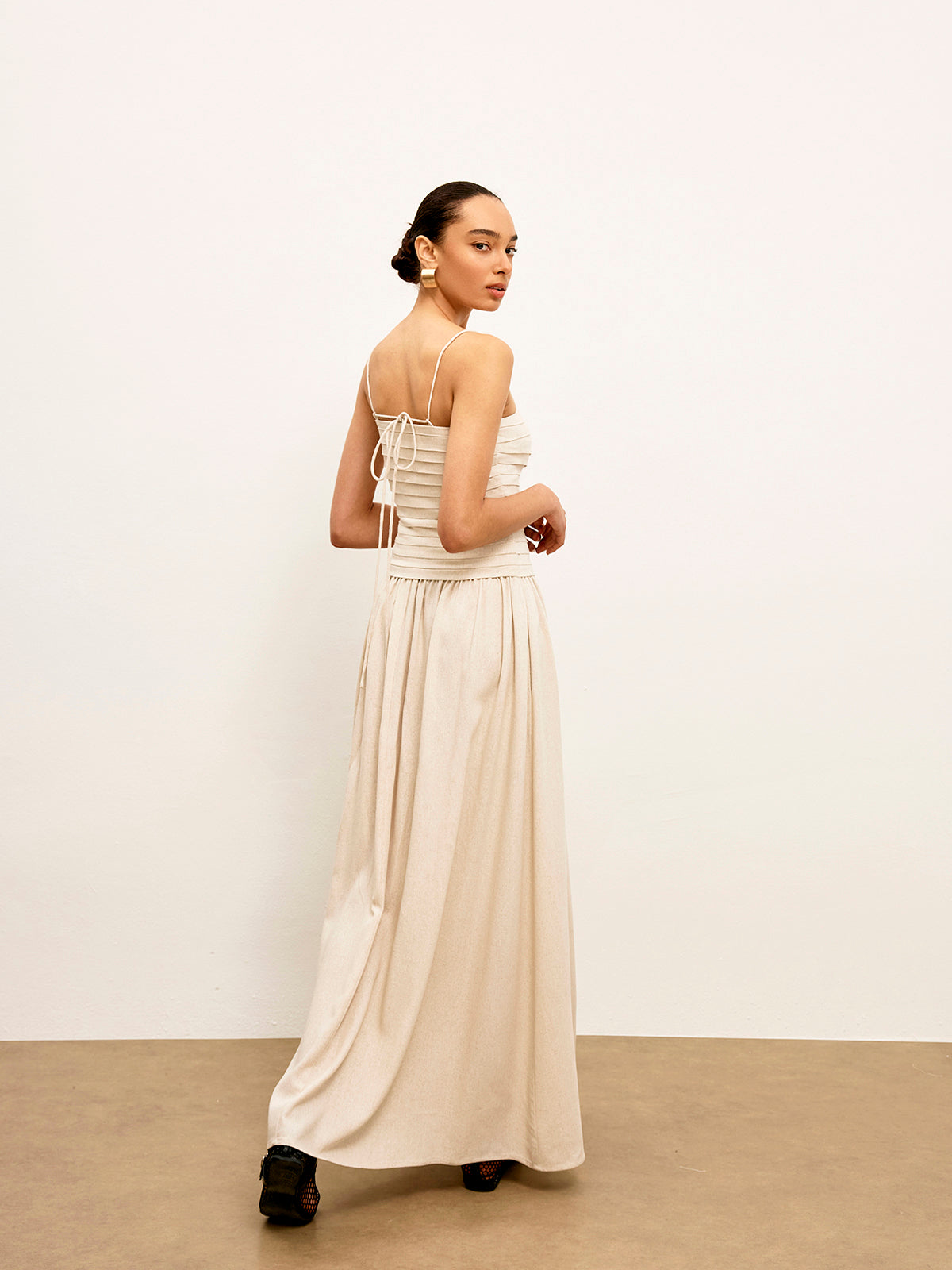 Büzgülü askılı midi elbise