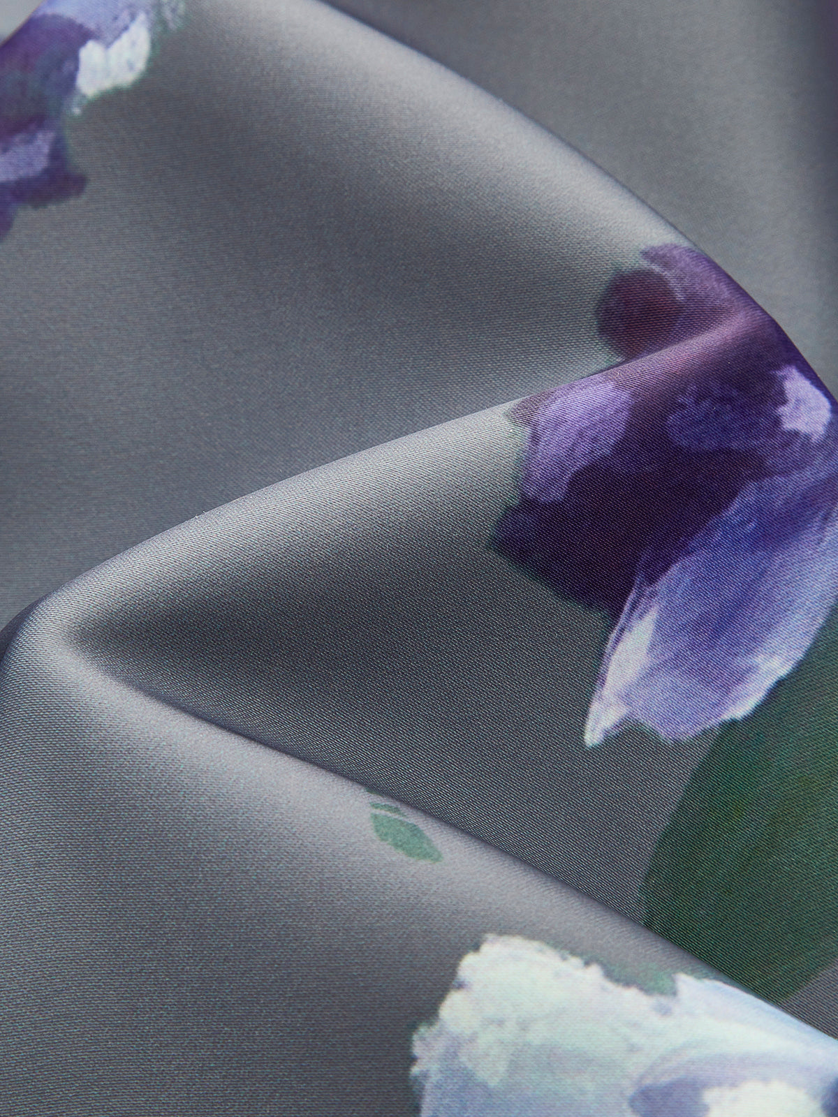 çiçek desenli yırtmaçlı midi elbise