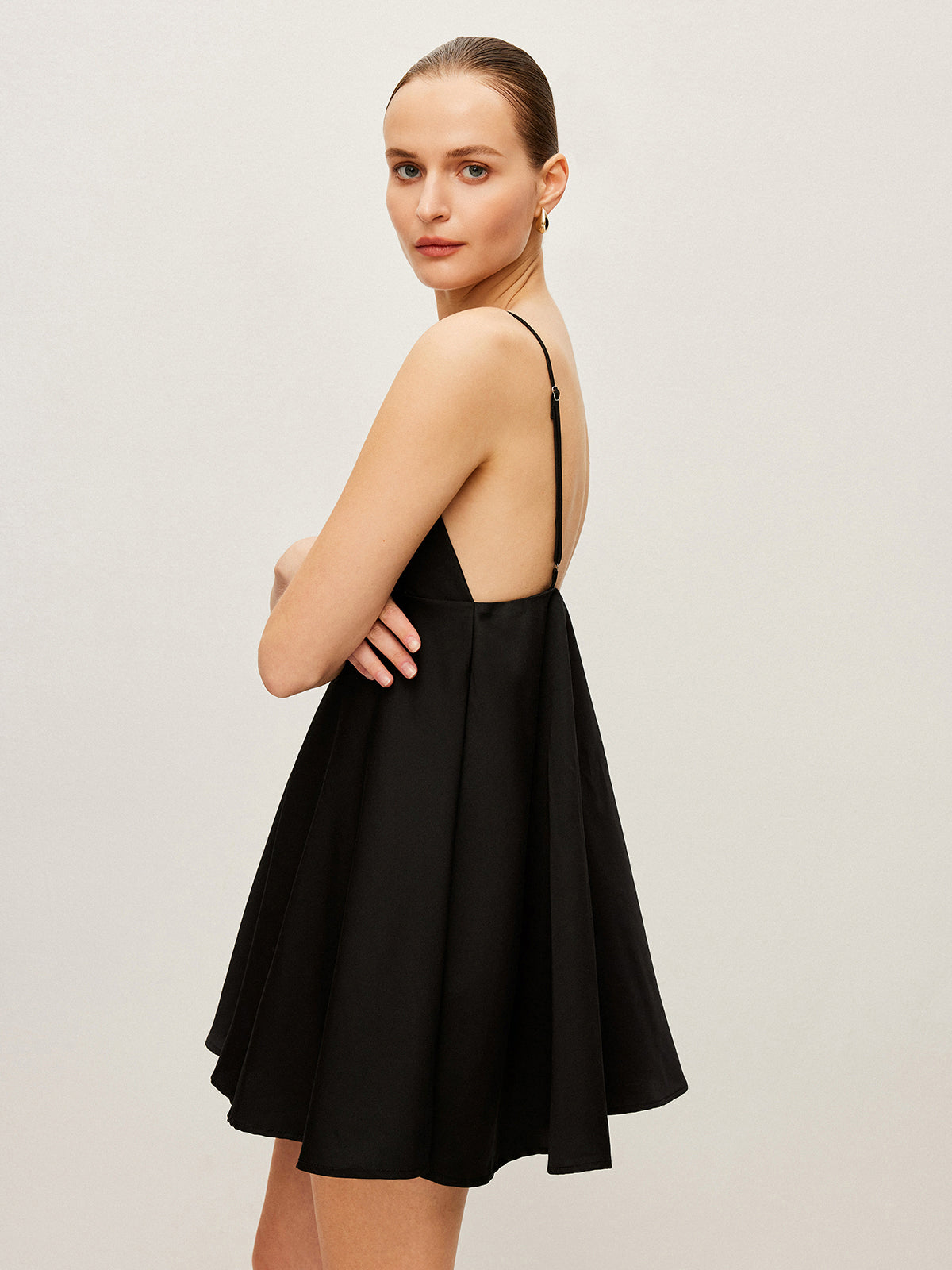 V yaka askılı mini elbise