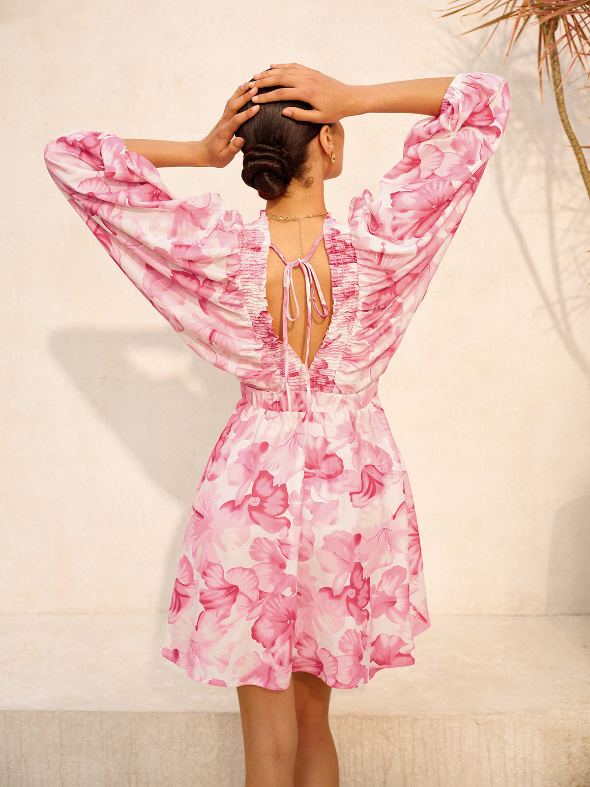 Çiçek büzgülü V yaka mini elbise