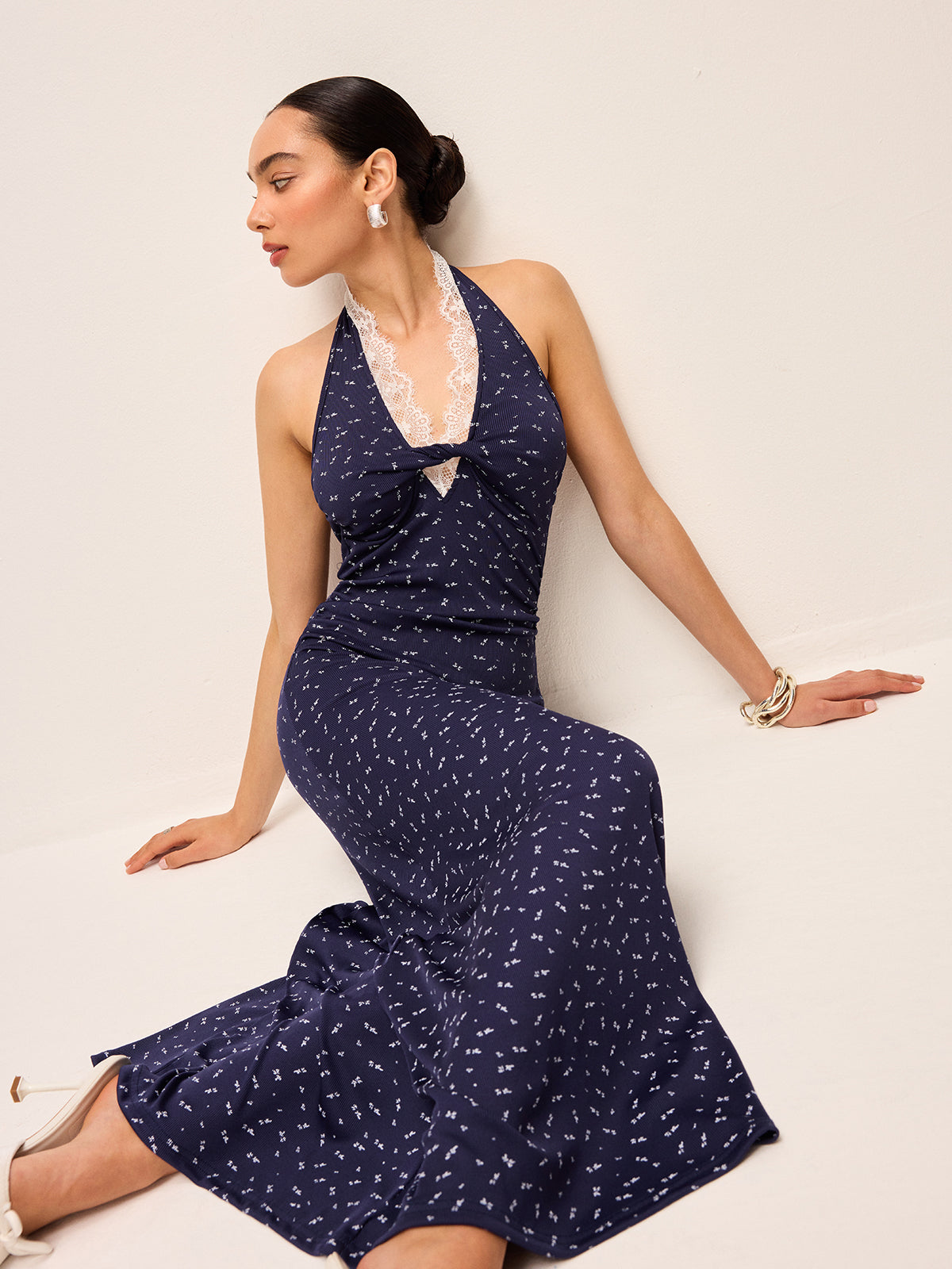 Dantel detaylı halter yaka mini elbise