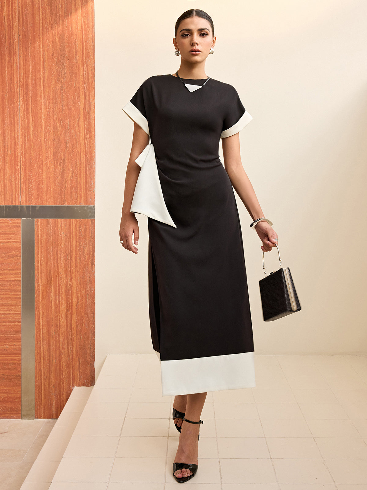 Contrast detaylı bow yırtmaçlı midi elbise