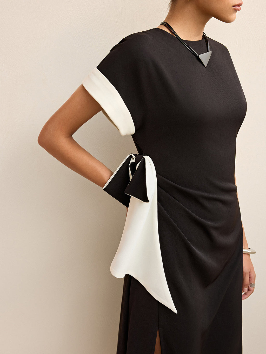 Contrast detaylı bow yırtmaçlı midi elbise