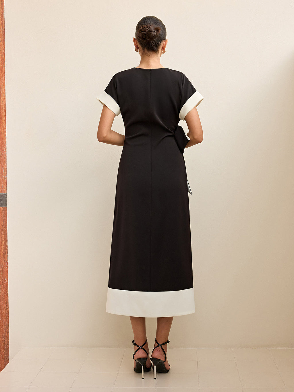 Contrast detaylı bow yırtmaçlı midi elbise