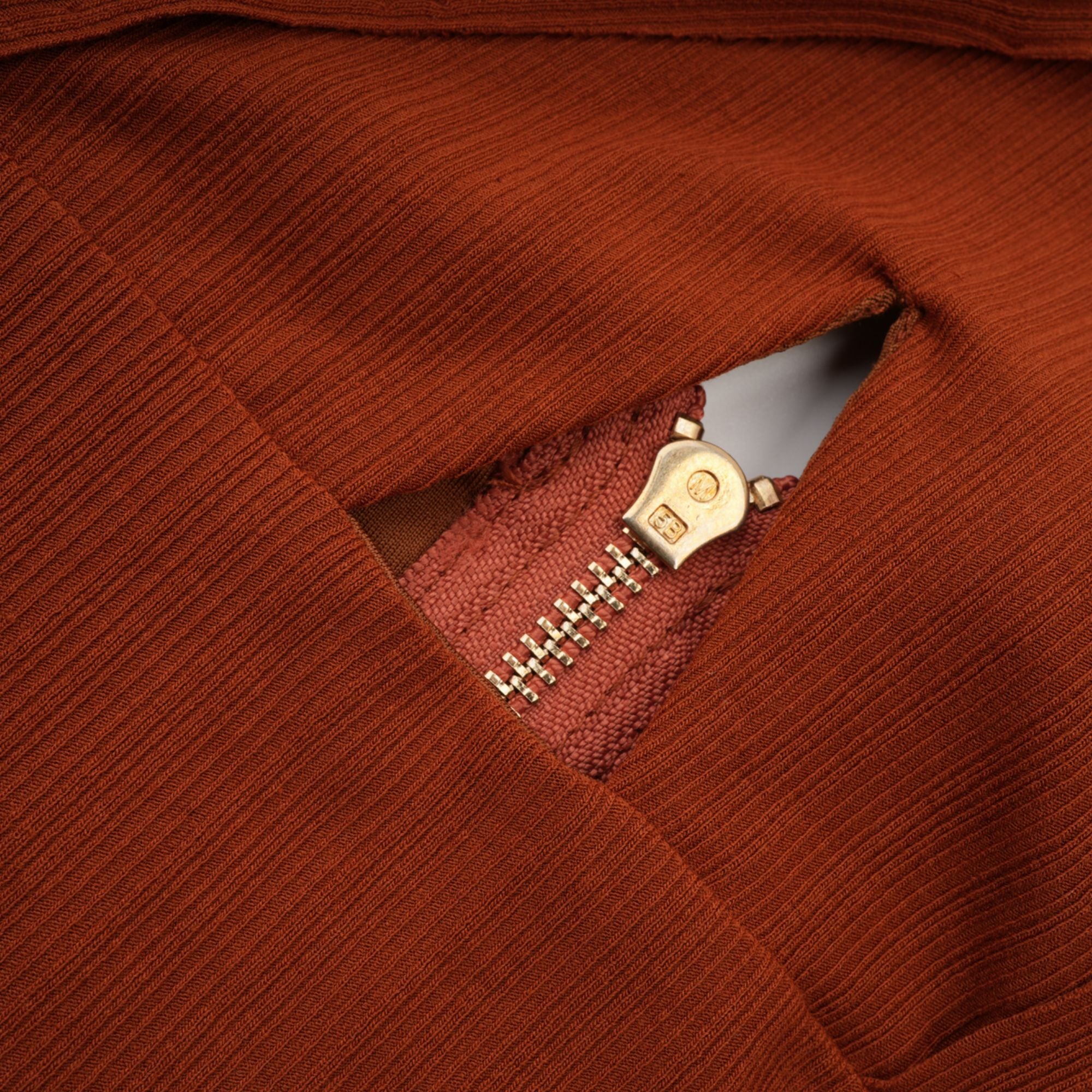 Célestine Kahverengi Burgu Detaylı Kesik Bluz ve Etek Takımı