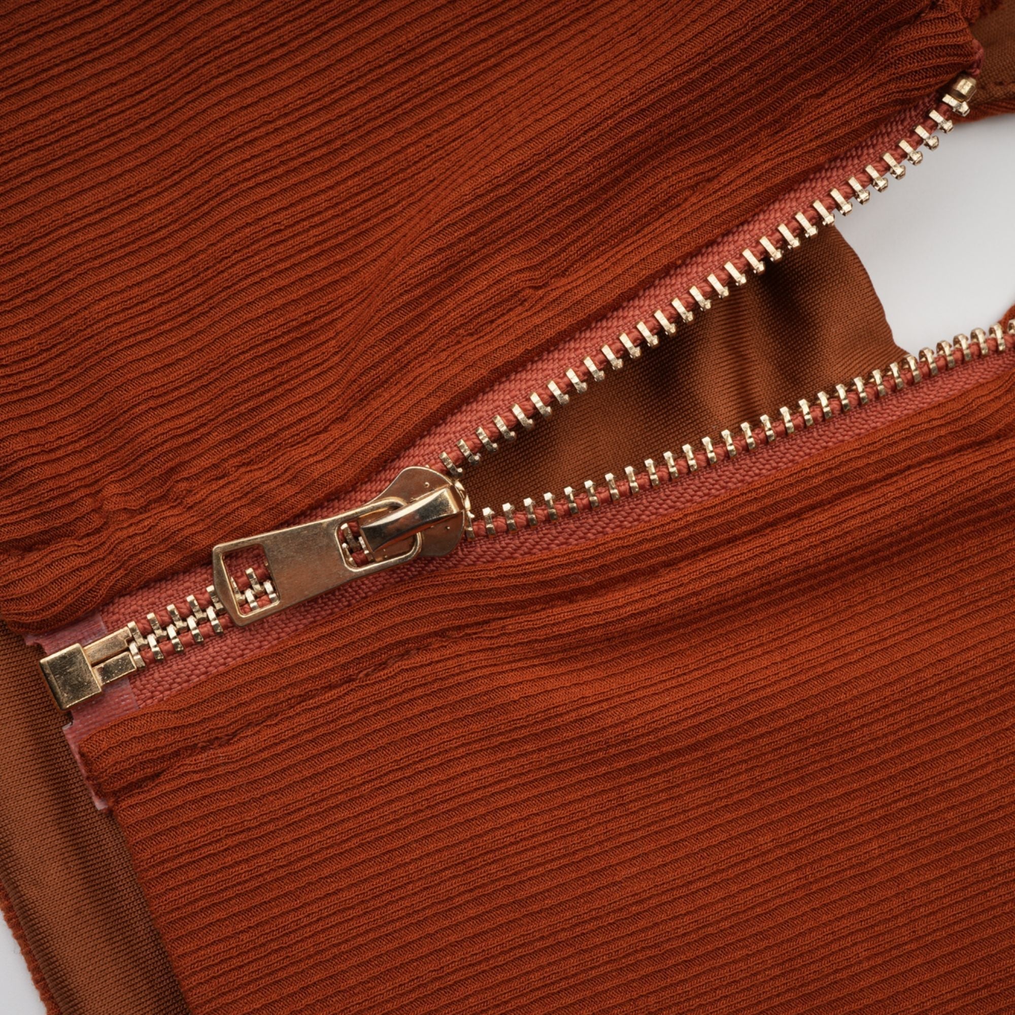 Célestine Kahverengi Burgu Detaylı Kesik Bluz ve Etek Takımı