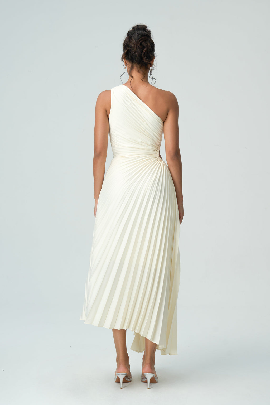 asimetrik açık pilili elbise