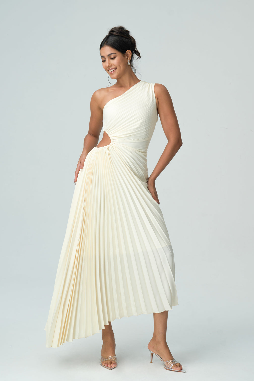 asimetrik açık pilili elbise