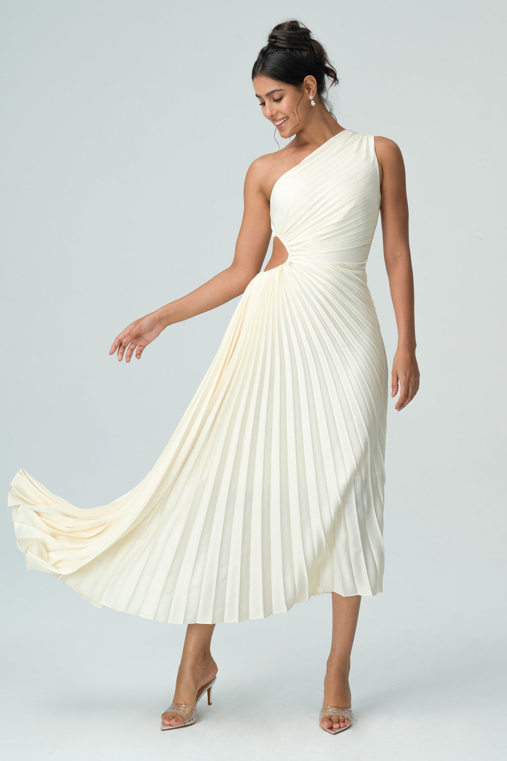 asimetrik açık pilili elbise