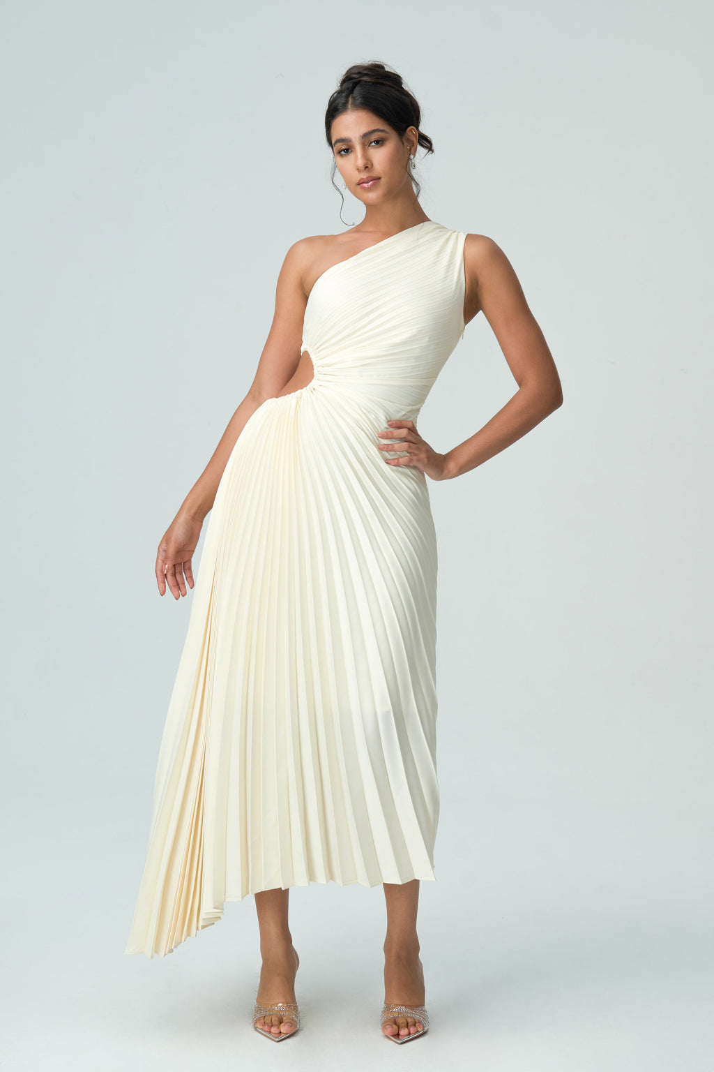 asimetrik açık pilili elbise