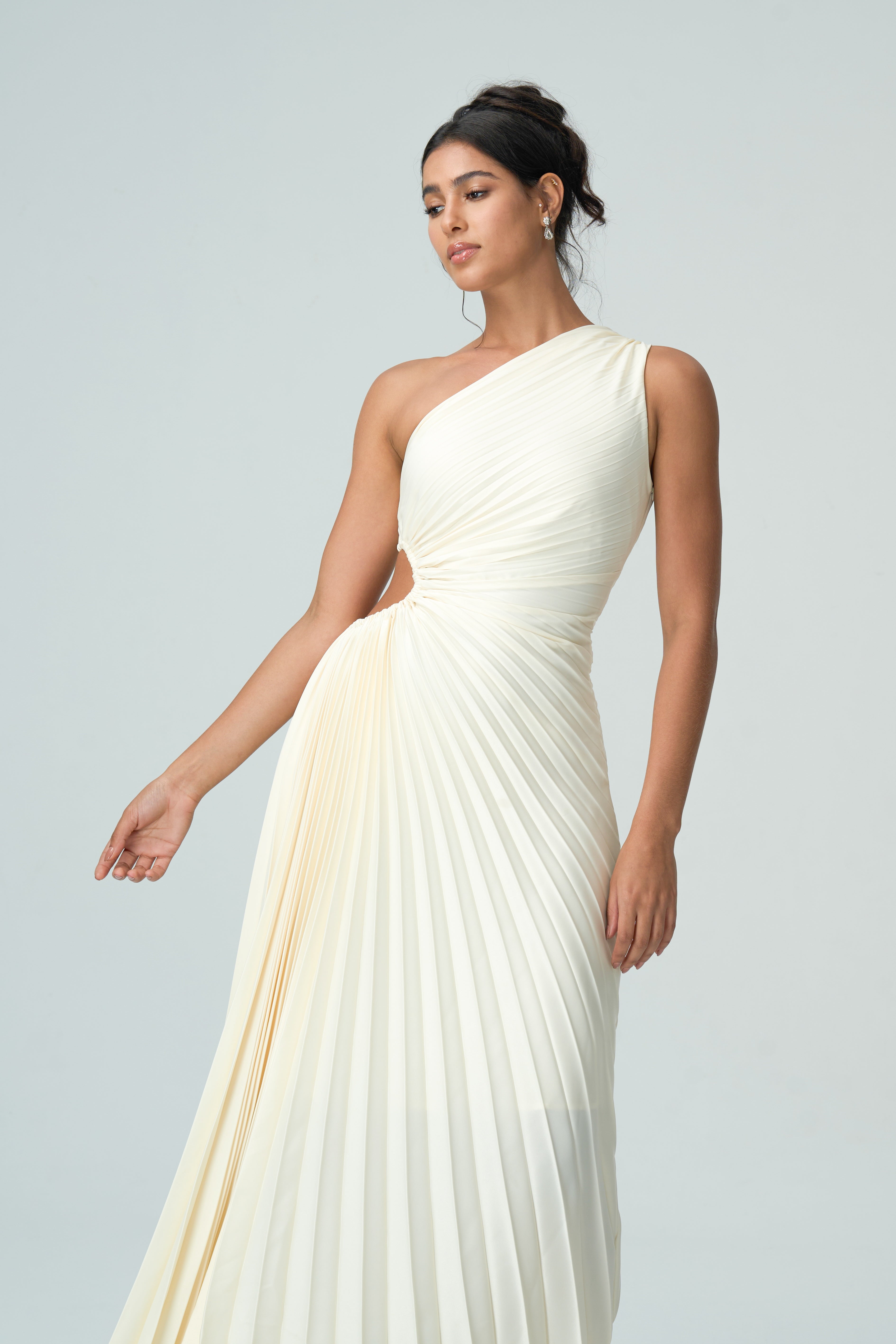 asimetrik açık pilili elbise