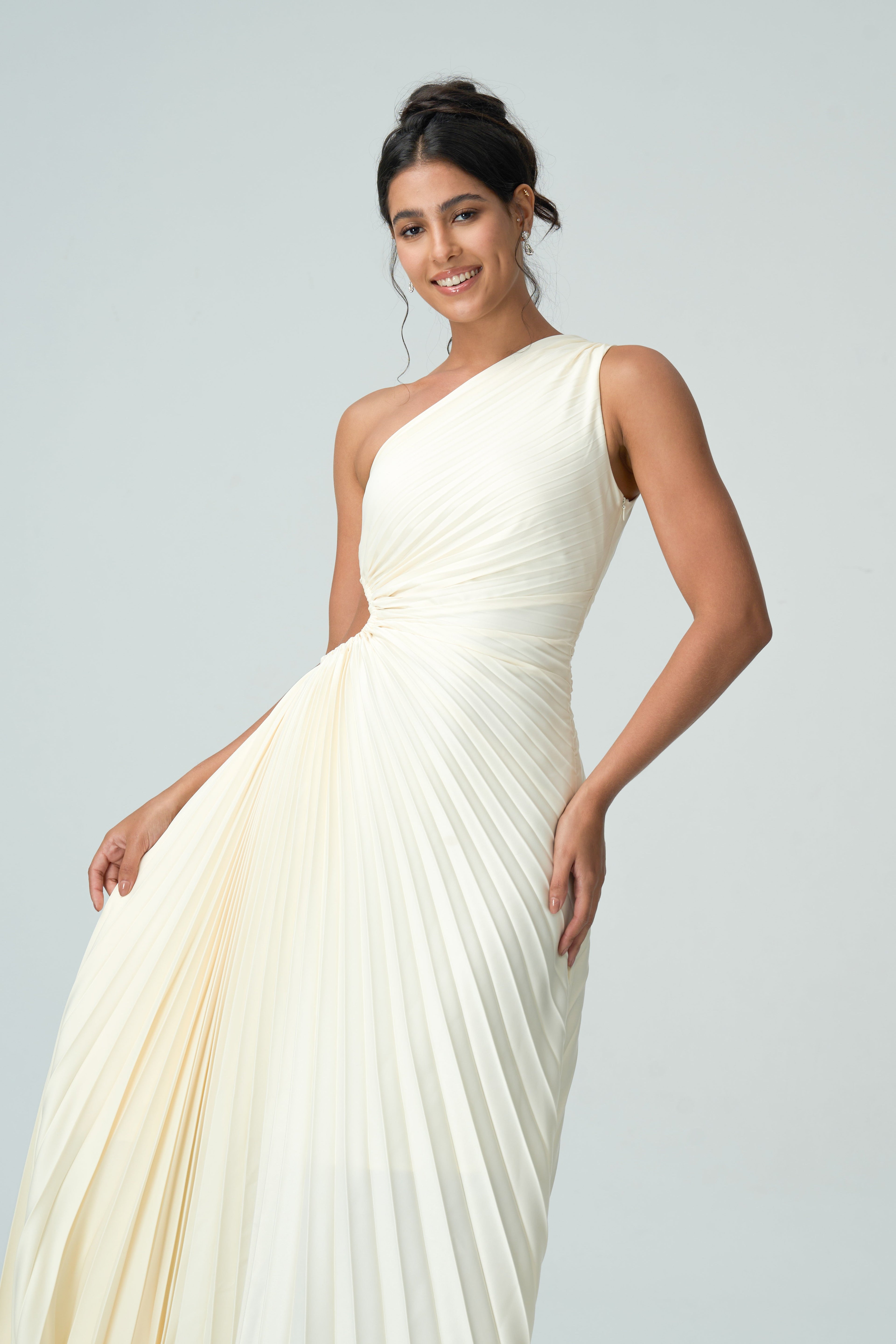 asimetrik açık pilili elbise