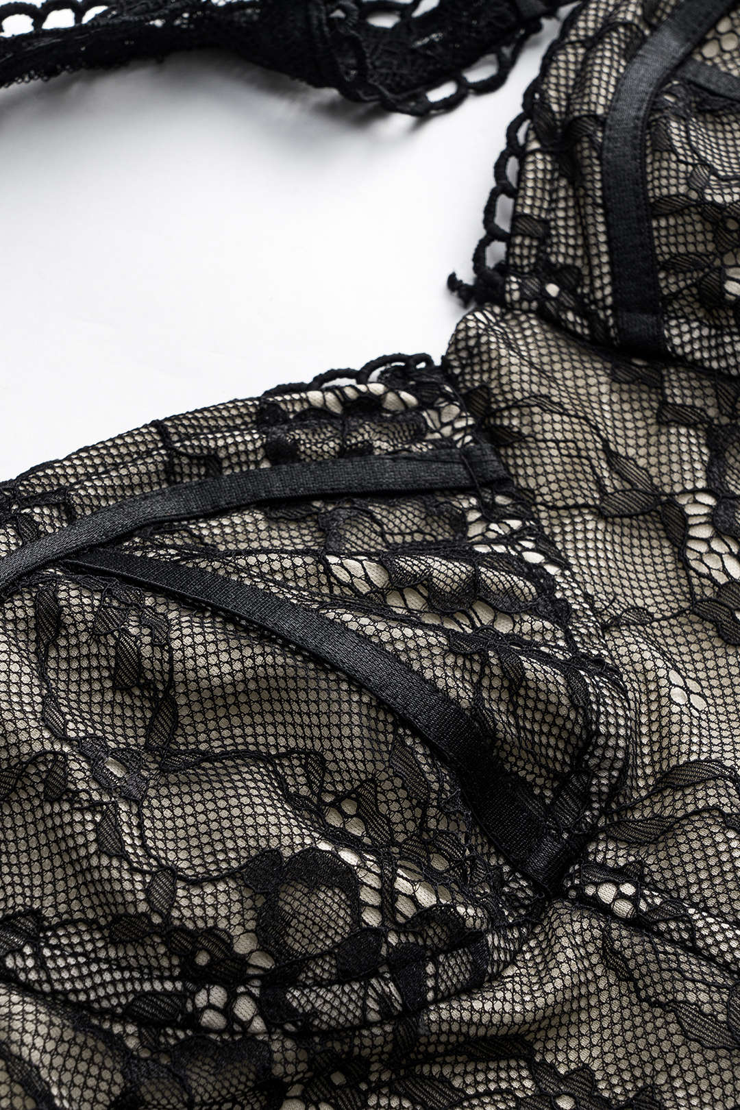 Dantel Detaylı Sırt Dekolteli Kesimli Büstiyer Atlet