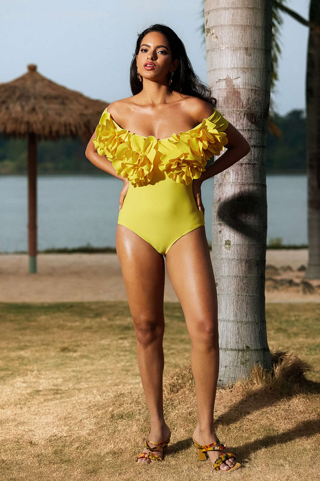 Applikeli Omuz Açık Karın Toparlayıcı Tek Parça Mayo