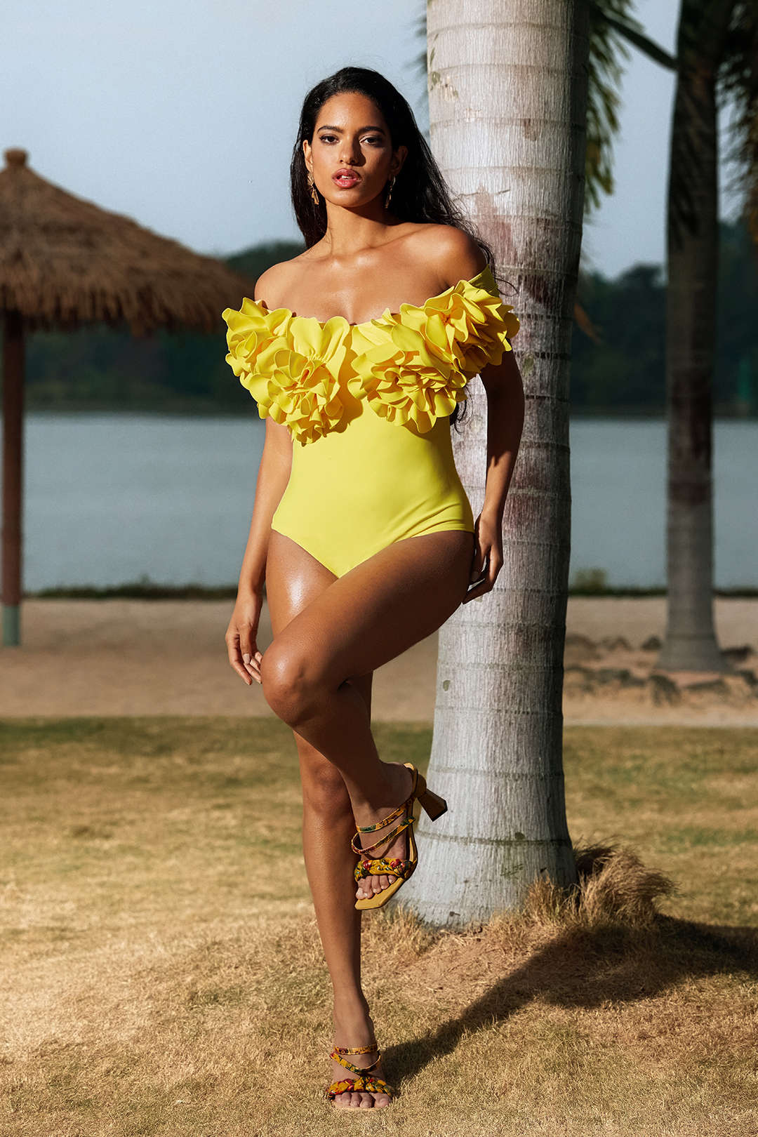 Applikeli Omuz Açık Karın Toparlayıcı Tek Parça Mayo